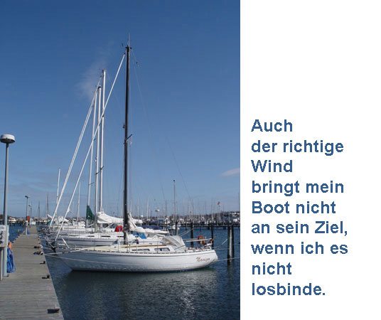 Vertäute Segelboote mit Text:  Auch der richtige Wind bringt mein Boot nicht an sein Ziel, wenn ich es nicht losbinde.